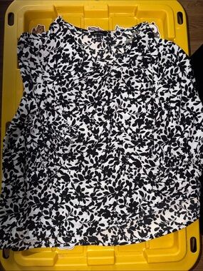 Worthington Black & White Floral Short Sleeve Top